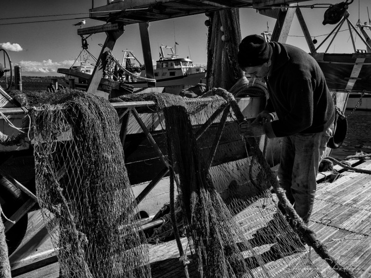 Una della fasi della riparazione di una rete da pesca, Taranto Vecchia, Via Cariati Copyright Giuseppe Schiavone